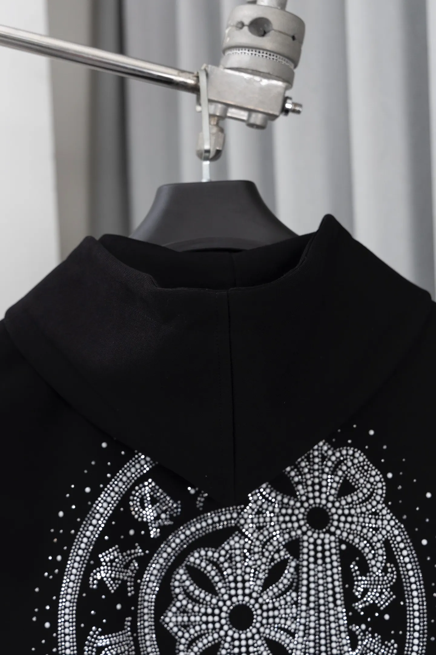 P320 Style No.: S019 𝗖𝗵𝗿𝗼𝗺𝗲 𝗛𝗲𝗮𝗿𝘁𝘀/Cro Heart 2025 Washable Watercolor Diamond Stickers Autumn and Winter New Original Single Counter American Laser Diamond Stickers 3D Three-dimensional Color Embroidery Couple Casual Cardigan Sweatshirt 👑The highest version! Customized fabric 480g tripe terry fabric! American acid-washed and distressed original fabric, laser-burned pattern ✟Colored diamond hardware stickers, exquisite embroidery of letters! The best-selling model in the counter, very comfortable to wear. Accessories: original molded and authenticated collar label➕100% silk wash label. Genuine purchase-grade original hangtag➕matching hanging rope➕3D hanging beads➕original packaging bag. Craftsmanship: The original version has consistent wiring! The highest version of the armhole matching technique! Color: Black Size: S M L XL